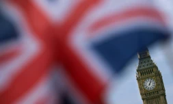 Un drapeau britannique flotte près de Big Ben, le 7 décembre 2016 à Londres