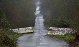 Des blocs de béton entravent la route D281 qui traverse la Zad de Notre-Dame-des-Landes, le 18 janvier 2018 prÚs de Nantes