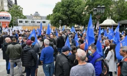 Des policiers manifestent devant la Préfecture de police, le 17 juin 2020 à Paris