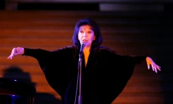La chanteuse française Juliette Gréco lors d'un de ses concerts le 6 février 2016 au musée du Louvre à Paris