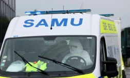 Une ambulance transportant des Français, à peine arrivés à l'aéroport du Bourget près de Paris, le 10 mai 2026, après leur évacuation du navire MV Hondius où a été détecté un foyer d'hantavirus