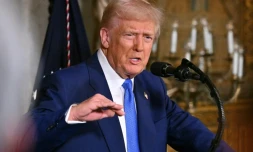 Donald Trump s'exprime devant la presse depuis sa résidence Mar-a-Lago, à Palm Beach (Floride), le 18 février 2025