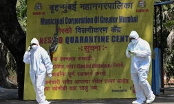 Des soignants dans un centre de quarantaine pour le Covid-19 Ă Bombay, en Inde, le 5 avril 2021