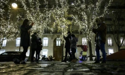 Des personnes se prennent en photo avenue Montaigne à Paris le 26 décembre 2019