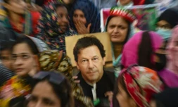 Un portrait de l'ex-Premier ministre pakistanais Imran Khan brandi par ses partisans lors d'une marche de soutien Ă Karachi, le 19 mars 2023