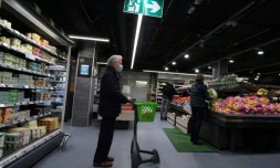 Un homme fait ses courses dans un supermarché à Nantes en mai 2020