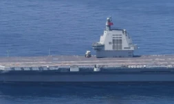 Photo prise par le ministère japonais de la Défense, le 11 septembre 2025, diffusée via Jiji Press le 12 septembre 2025, montrant le Fujian, troisième et plus récent porte-avions chinois,  naviguant en mer de Chine orientale
