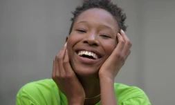 La mannequin Shirley Pitta poses lors d'un entretien avec l'AFP à Sao Paulo, le 7 novembre 2020