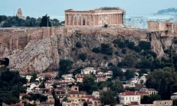 Le quartier d'Anafiotika situé dans la zone archéologique de l'Acropole, le 10 juillet 2018 à Athènes, en Grèce