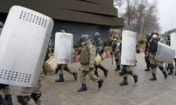 Des policiers patrouillent les rues d'Almaty au lendemain d'importantes manifestations qui ont dégénéré en violences, le 5 janvier 2022.