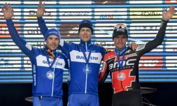 Les Belges Philippe Gilbert (d) et Greg Van Avermaet (g) encadrent le vainqueur néerlandais Niki Terpstra lors de la 61e édition de l'"E3 Prijs Vlaanderen Harelbeke", le 23 mars 2018