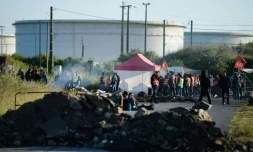 Des employés en grÚve bloquent l'accÚs à la raffinerie de Donges dans l'ouest de la France, le 23 mai 2016