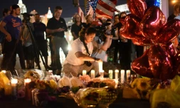 Des fleurs, des messages, des bougies après la fusillade meurtrière devant l'hôtel Mandalay Bay, le 3 octobre 2017 à Las Vegas