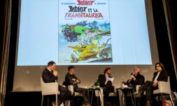 Le dessinateur Didier Conrad (2e g) et le scénariste Jean-Yves Ferri (2e d), lors d'une conférence de presse pour la sortie du nouvel album des aventures d'Astérix, "Astérix et la Transitalique", le 9 octobre 2017 à Paris