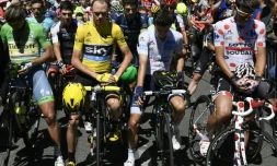 Le peloton du Tour de France observe une minute de silence pour les victimes de l'attaque de Nice,le 16 juillet 2016 à Montélimar