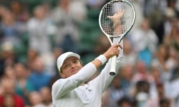 La Polonaise Iga Swiatek victorieuse de la Chinoise Zhu Lin pour son entrée en lice à Wimbledon, le 3 juillet 2023  