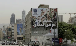 Une banderole géante sur laquelle est écrit "Les élections 2018, les noces du Liban" est déroulée par le ministÚre de l'Intérieur sur le mur d'un immeuble à Beyrouth avant les législatives du 6 mai, le 2 mai 2018