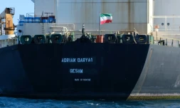 Un drapeau iranien flotte à bord du pétrolier Adrian Darya, connu auparavant sous le nom de Grace 1, au large des cÎtes de Gibraltar le 18 août 2019