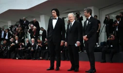 Le réalisateur américain Michael Mann (c) et les acteurs Adam Driver (g) et Patrick Dempsey (d) à la 80e Mostra de Venise pour le film "Ferrari", le 31 août 2023