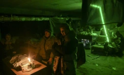 Des Ukrainiens rĂ©fugiĂ©s dans le sous-sol d'une Ă©cole oĂč ils vivent depuis un mois Ă Kharkiv le 27 mars 2022