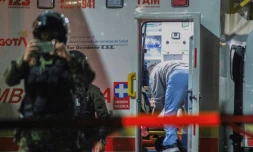 Le sénateur Miguel Uribe reçoit un traitement médical dans une ambulance après avoir été blessé par balle, à Bogota, le 7 juin 2025
