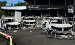 Des voitures incendiées devant un concessionnaire automobile du quartier Magenta à Nouméa, le 14 mai 2024