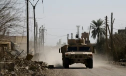 Un véhicule blindé des Forces démocratiques syriennes (FDS) sur la ligne de front du village de Baghouz, dans l'est de la Syrie, le 2 février 2019