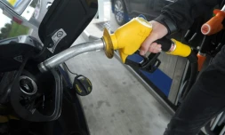 Plein au diesel dans une station-service de Brest (Finisterre)