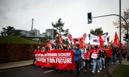 Des employés du constructeur automobile allemand Volkswagen déploient une banderole portant l'inscription "Fight for our Future" lors d'une manifestation à l'usine Volkswagen de Wolfsburg, dans le nord de l'Allemagne, le 21 novembre 2024