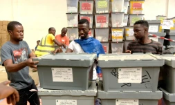 Des agents électoraux transportent le matériel pour l'élection présidentielle, le 25 décembre 2017 à Monrovia, au Liberia