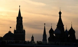 Des promeneurs contemplent la vue du Kremlin depuis un pont du parc Zariadié, le 1er juillet 2023 à Moscou