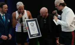 Le rappeur américain Pitbull (2eD) reçoit son diplÎme du Guinness des records grùce à un rassemblement de 22.141 fans portant de faux crùnes chauves, le 10 juillet 2026 à Londres