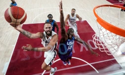 Les basketteurs français Evan Fournier et américain Draymond Jamal Green lors du match de poules des Jeux olympiques de Tokyo le 25 juillet à Saitama