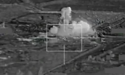 Capture d'écran d'une vidéo diffusée le 17 novembre 2015 par la Défense française montrant l'armée bombardant des positions de l'Etat islamique à Raqa