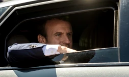 Le président français Emmanuel Macron quitte un bureau de vote lors du 1er tour des législatives, le 11 juin 2017 au Touquet 