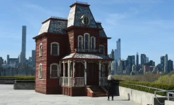 La sculpture de L'artiste britannique Cornelia Parker, le 18 avril 2016 à New York, évoque bien sûr la maison de "Psychose", mais aussi les premiers colons néerlandais de New York