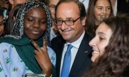 L'ancien président Francois Hollande (c) pose avec des collégiennes à Angoulême, le 19 septembre 2017