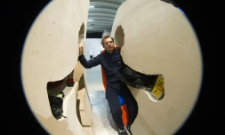 L'artiste Abraham Poincheval dans un rocher au Palais de Tokyo à Paris le 22 février 2017