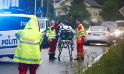Des médecins norvégiens à proximité d'un brancard aprÚs une fusillade dans une mosquée prÚs d'Oslo, à Baerum, le 10 août 2019