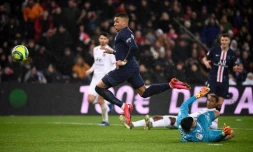 L'attaquant du PSG Kylian Mbappé devance le gardien de Lyon Anthony Lopes et marque le 2e but parisien, le 9 février 2020 au Parc des Princes  