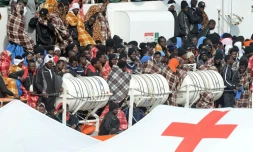 Des migrants secours en mer Méditerranée, à bord de l'Aquarius, le navire de Médecins sans Frontières, attendent de débarquer à Catnia, en Sicile, le 21 mars 2017