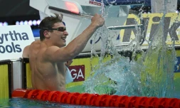 Le nageur français Maxime Grousset célèbre sa qualification en finale du 50m nage libre après un barrage disputé jeudi à Budapest dans le cadre des championnats du monde le 23 juin 2022