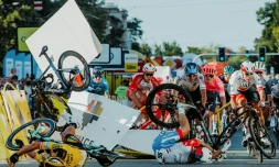 Le vélo de Fabio Jakobsen (g) après que celui-ci a été projeté dans les tribunes à pleine vitesse après avoir été tassé par Dylan Groenewegen (au sol à g) dans le sprint de la 1re étape du Tour de Pologne le 5 août 2020 à Katowice