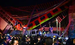 Des équipes de secours sur les lieux de l'effondrement d'un pont du métro aérien au passage d'une rame, le 3 mai 2021 à Mexico