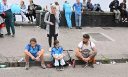 La déception d'une famille supportrice du Napoli après le match nul contre la Salernitana, le 30 avril 2023 à Naples
