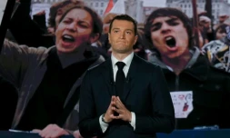 Le président du parti d'extrême droite Rassemblement national (RN), Jordan Bardella, réagit lors d'un débat politique diffusé sur France 2, à Paris, le 27 juin 2024