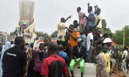 Manifestation de soutien aux militaires putschistes devant l'Assemblée nationale, le 27 juillet 2023 à Niamey, au Niger