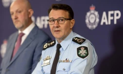 Reece Kershaw (d), commissaire de la police fédérale australienne, et Mike Burgess, directeur général des services de renseignements australiens, lors d'une conférence de presse, le 12 juillet 2024 à Canberra