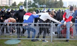 Des policiers arrêtent des manifestants lors d'un rassemblement contre la prestation de serment du président Alexandre Loukachenko, le 23 septembre 2020 à Minsk, au Bélarus