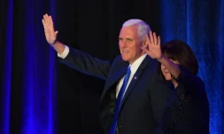 Le vice-président Mike Pence et sa femme saluent la foule à leur arrivée à New York, le 9 novembre après l'annonce de la victoire des républicains à la présidence américaine